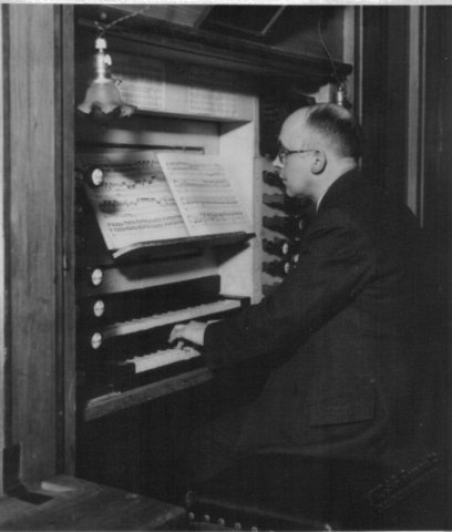 Erich Lang an der Orgel in Olbernhau